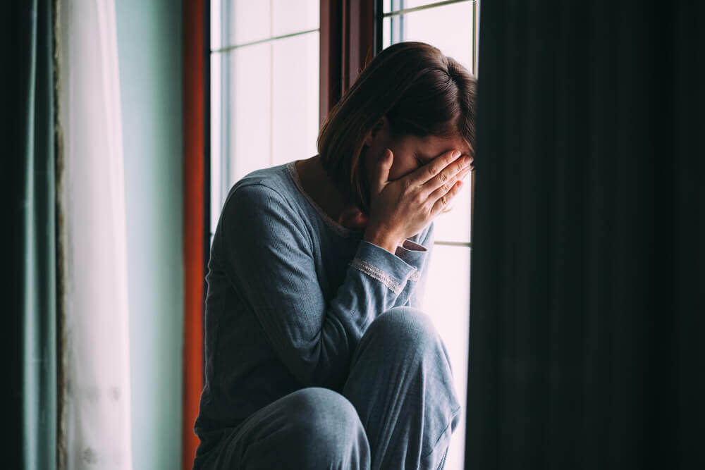 mulher-trancada-em-casa-triste. Transtorno de adaptação: você se sente sobrecarregado?