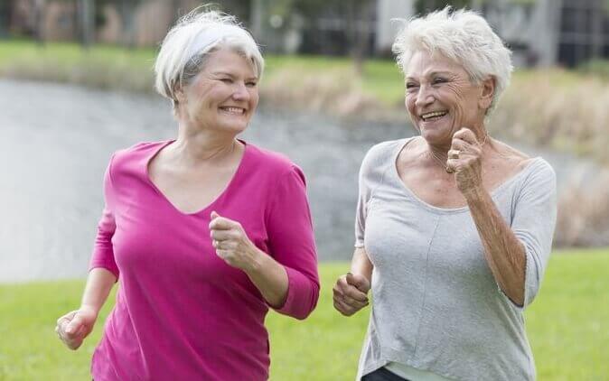Amigas idosas fazendo exercícios
