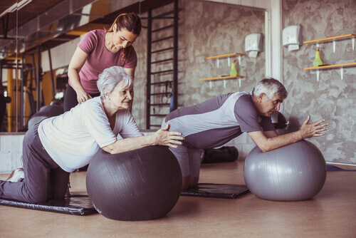 Idosos fazendo pilates