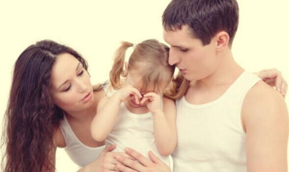 Pais com sua filha chorando