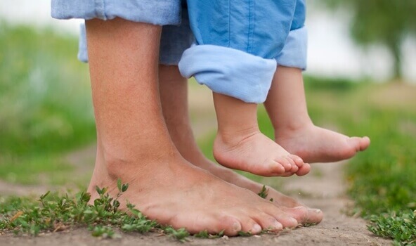 Pés de mãe com seu filho