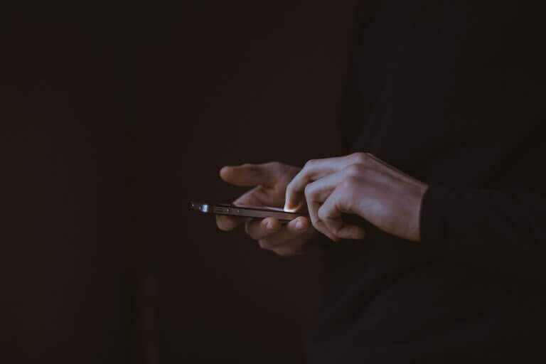 Pessoa com celular na mão
