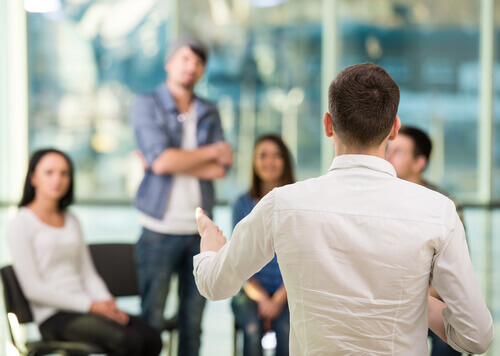 Funcionários reunidos no trabalho