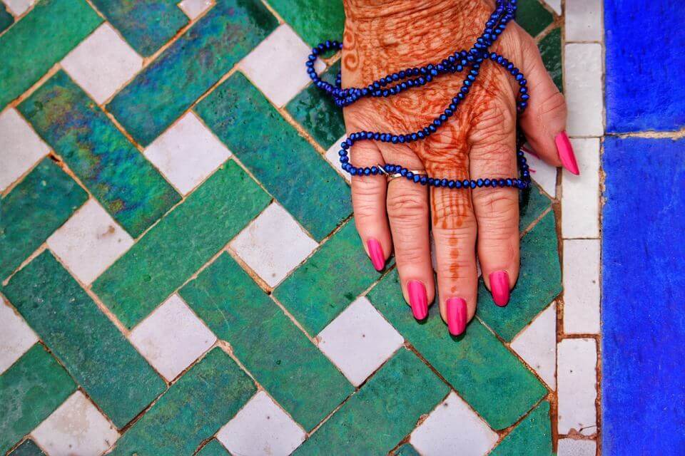 Mão pintada com henna