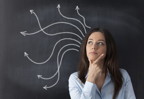 Mulher pensando racionalmente