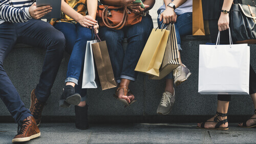 Pessoas com sacolas de compras