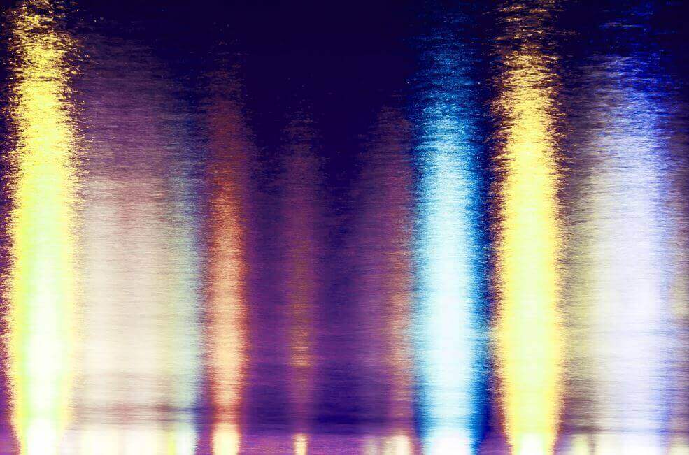 Reflexo das luzes na água