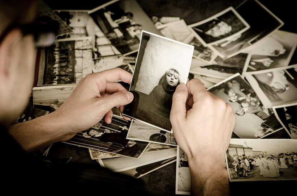 Homem observando fotos