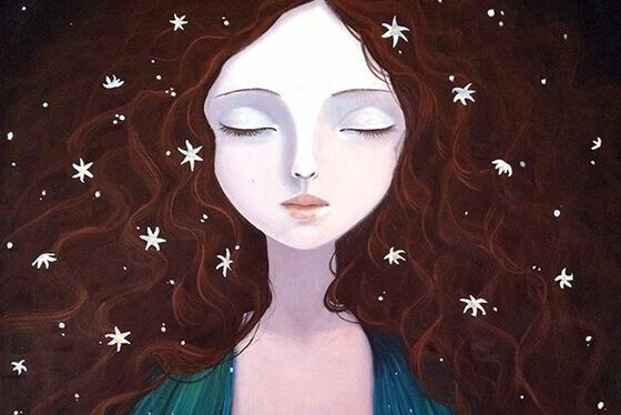 Mulher de olhos fechados apreciando seu tempo sozinha