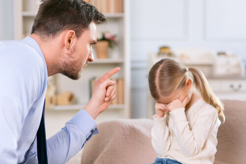 Pai dando uma bronca em sua filha