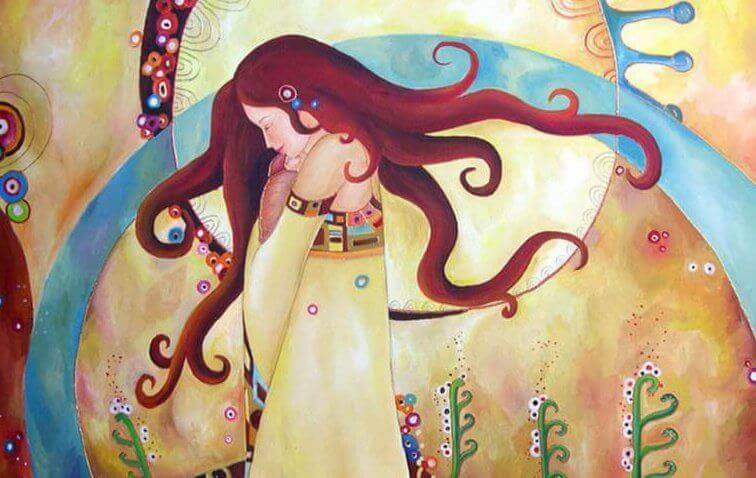 Mulher feliz consigo mesma