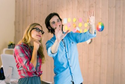 Funcionários pensando juntos