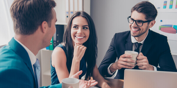 Colegas de trabalho conversando