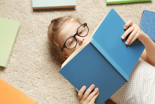 Criança lendo um livro