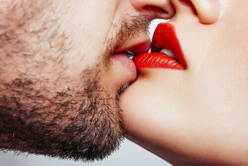 Homem e mulher se beijando sensualmente