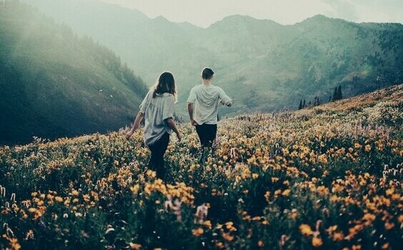Casal passeando na natureza