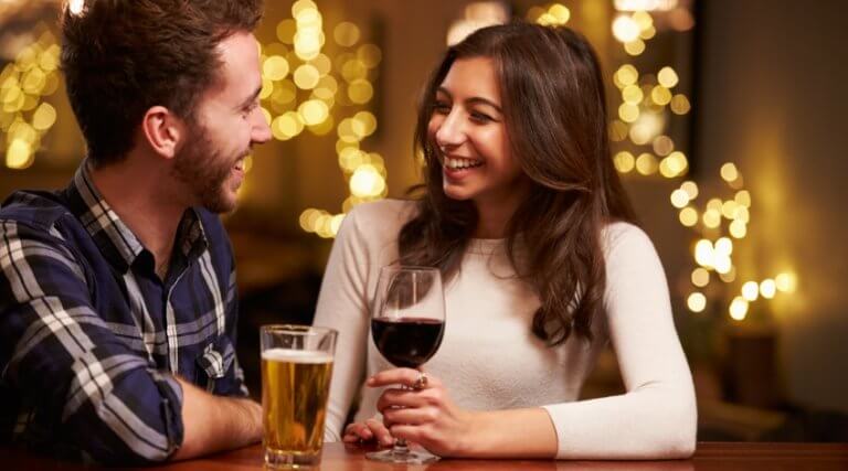 Casal tomando vinho e cerveja