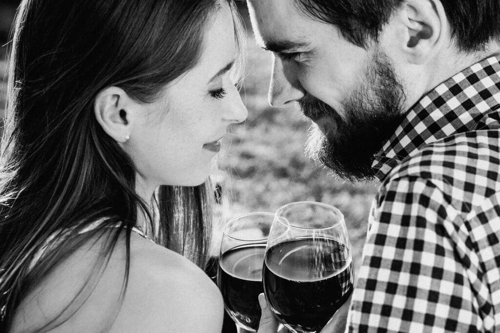 Casal tomando vinho