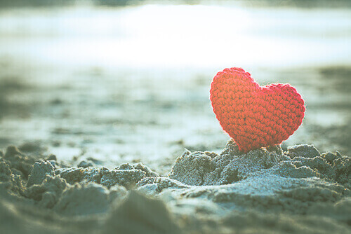 Coração de crochê na praia