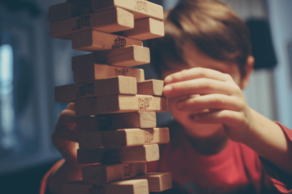 Menino brincando de construir torre