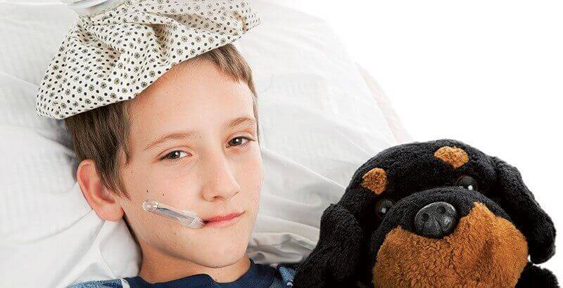 Menino doente com cachorro de pelúcia