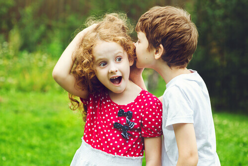 Crianças contando segredo