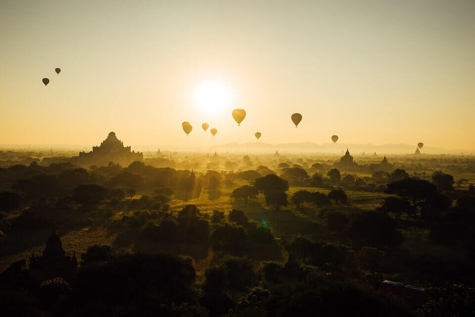 Balões voando no amanhecer