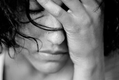 Mulher cansada e aborrecida