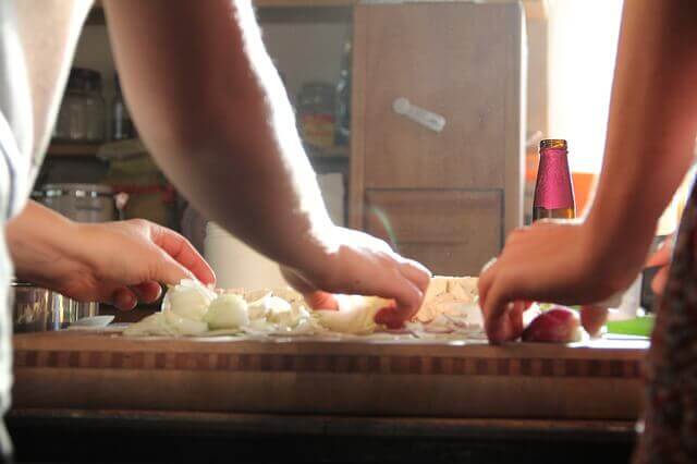 Casal cozinhando junto
