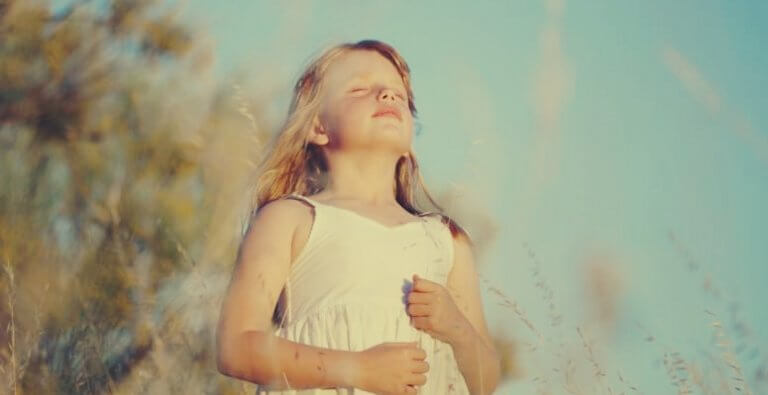 Menina respirando profundamente