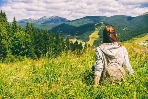 Mulher em cenário natural