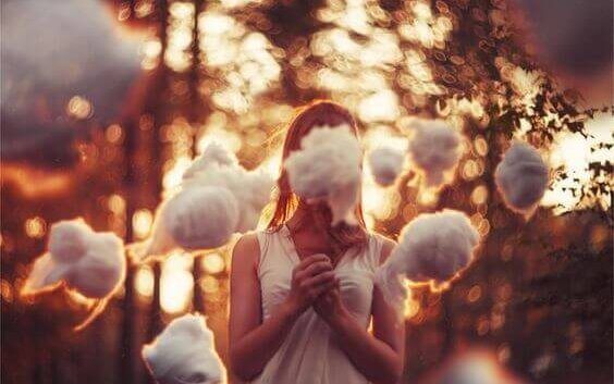 Mulher com nuvens baixas