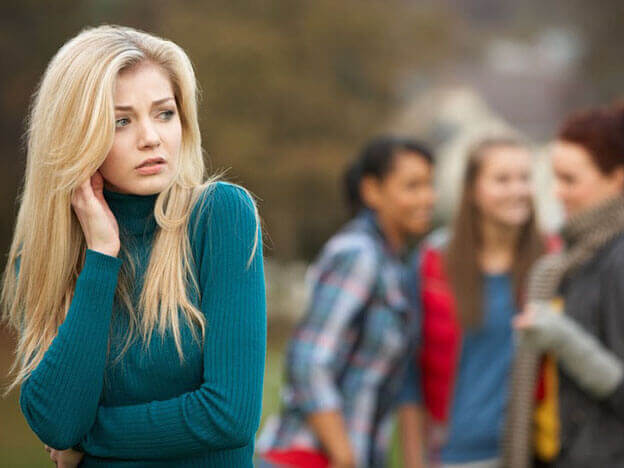 Menina sendo alvo de fofocas