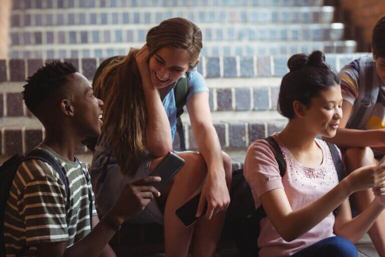 Grupo de amigos conversando na escola