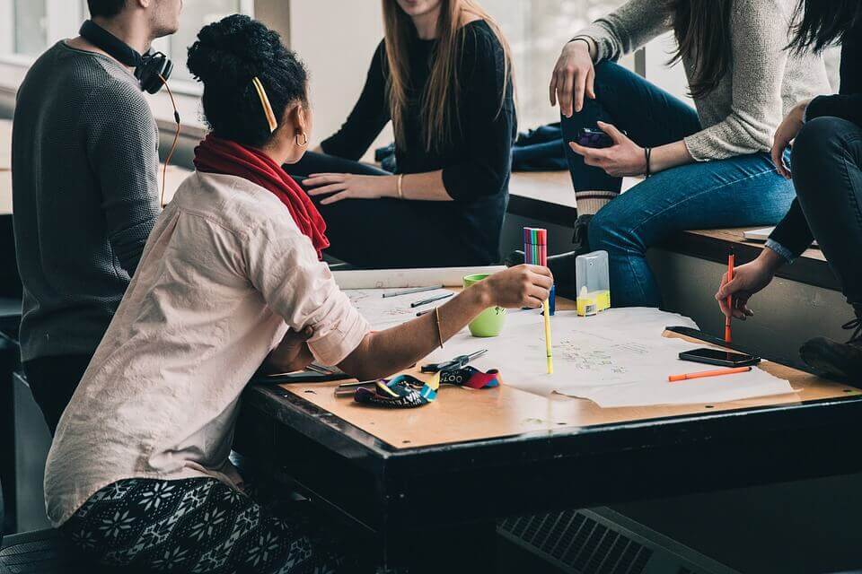 grupo-de-jovens-estudando Desenvolvimento das normas de um grupo