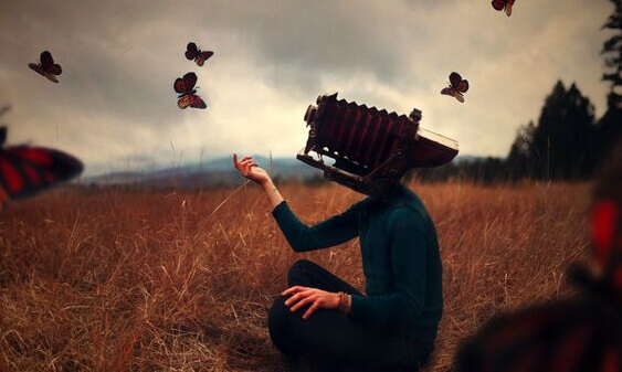 Pessoa com máquina no lugar da cabeça