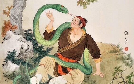 Serpente envolvendo homem