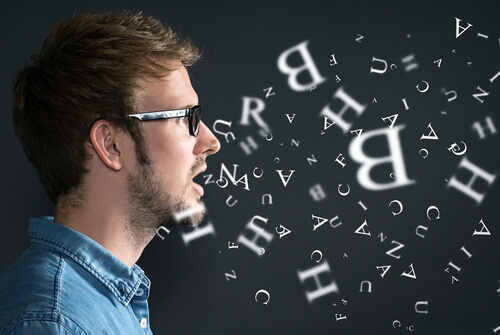 homem-falando A área de Broca e a produção da linguagem