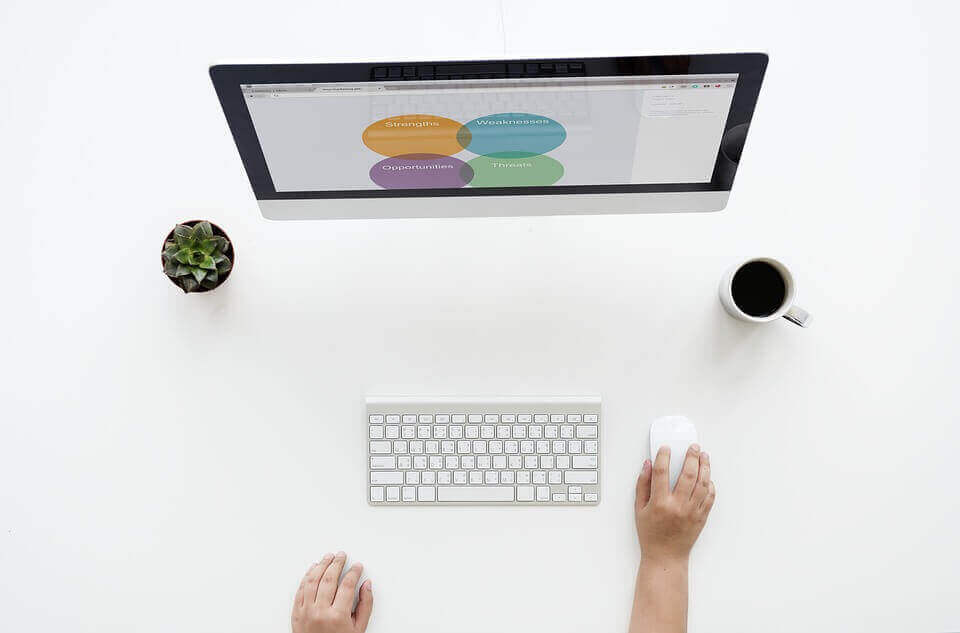 Pessoa fazendo análise SWOT
