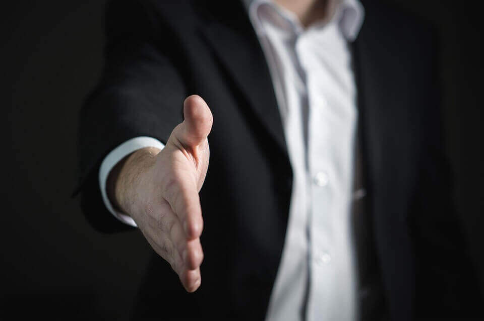 homem-persuadindo-estendendo-mao As técnicas de persuasão de Cialdini