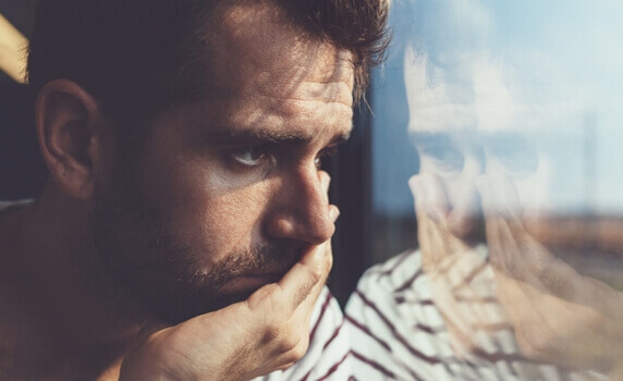 Homem enfrentando luto