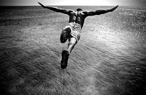 Homem pulando no mar