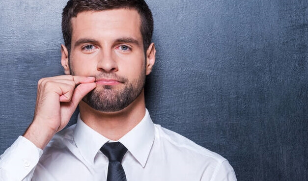 Homem com gesto de boca fechada