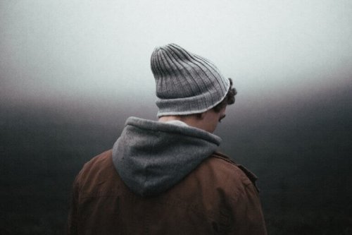 Homem de gorro sozinho
