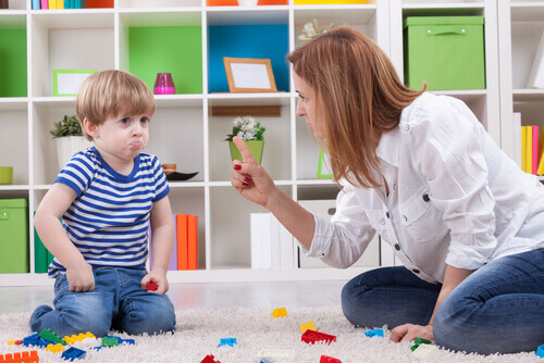 Mãe brigando com seu filho