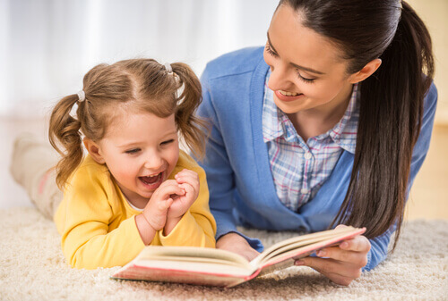 Mãe lendo com sua filha