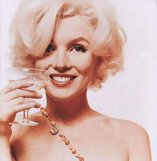 Marilyn Monroe com drinque na mão