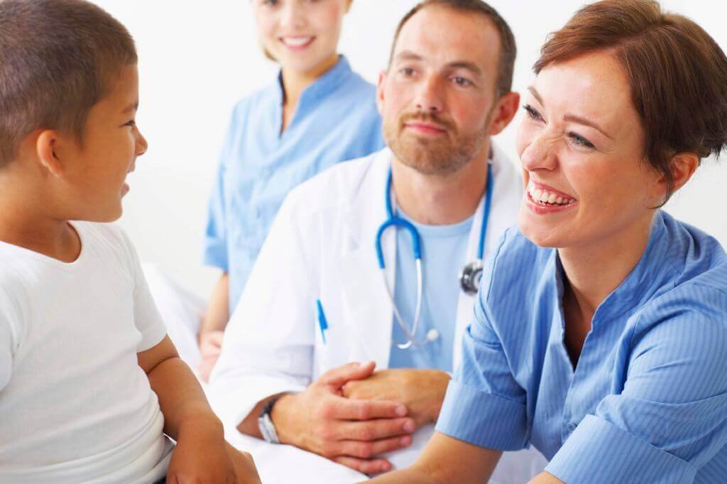 Médicos examinando criança