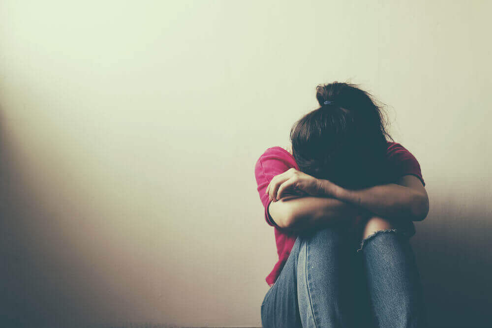 Mulher triste sentindo culpa patológica