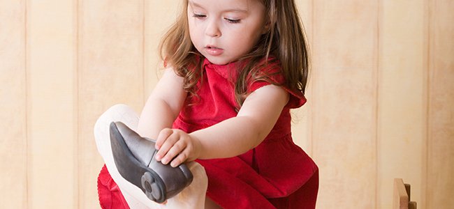 Menina colocando sapato